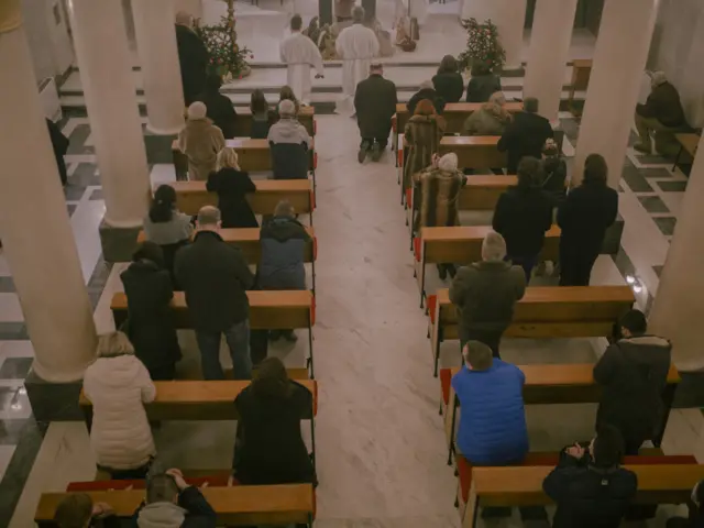 Božić po gregorijanskom kalendaru, proslavljaju Rimokatolička crkva, protestantske i anglikanske crkve, kao i neke pravoslavne crkve koje su prihvatile novo računanje vremena