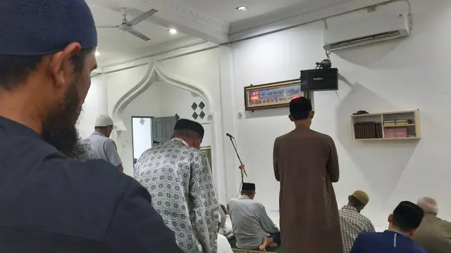 Masjid Al-Ka'biy, di Desa Drien Rampak, Kecamatan Johan Pahlawan, Aceh Barat.