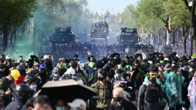 ผู้ชุมนุมกลุ่ม "เยาวชนปลดแอก" เผชิญหน้ากับเจ้าหน้าที่ตำรวจบน ถ.ราชดำเนินนอก โดยเจ้าหน้าที่ได้ใช้ทั้งแก๊สน้ำตาและกระสุนยางเข้าสกัดการชุมนุมเกิน 5 คน ซึ่งผิด พ.ร.ก.ฉุกเฉิน