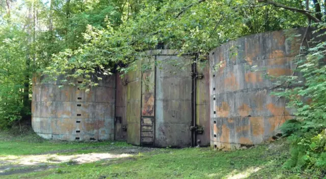 Кијаршис је претражио сателитске снимке и лично истражио базе, како би их боље разумео