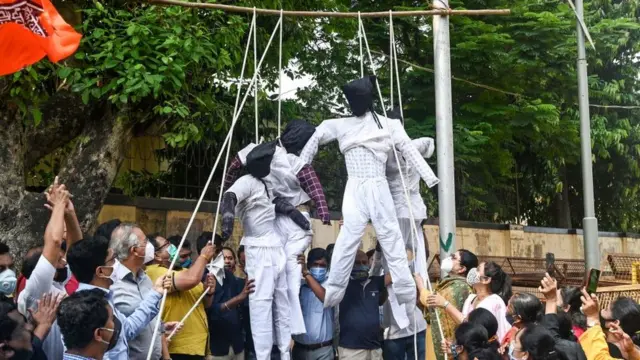 ধর্ষকদের ফাঁসির দাবীতে এক বিক্ষোভ