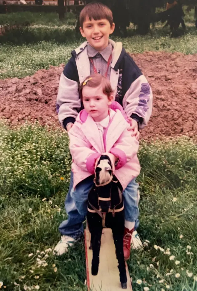 Dečak i devojčica za vreme bombardovanja