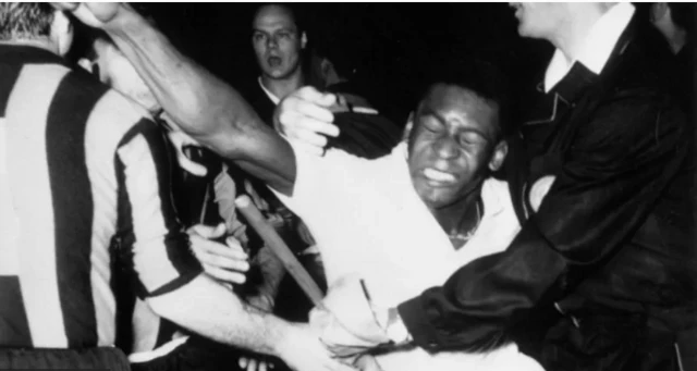 Arrinta dacwo waa ay dhaaftay, oo waxay isku badashay khalalaase ka bilaabatay in garsooraha uu haraantiyo kabtankii iyo daaficii kooxada reer Brazil ee Antonio Lima