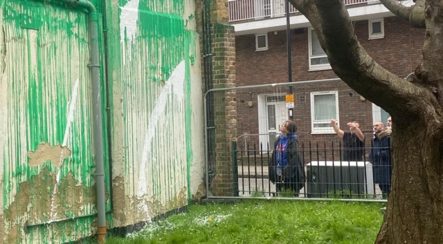 Duvar resmine ilerleyen günlerde bir beyaz boya atıldı