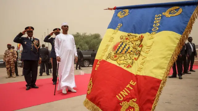 Mahamat Idriss Deby Itno ya halarci rantsar da shi a fadar fasaha da ala'adu a birnin N'Djamena. Yna tsaye ne a jar shinfiɗa da kuma babbar tutar Chadi a gabansa.