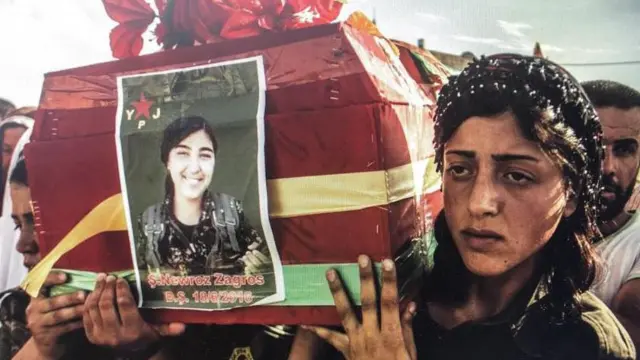 مراسم تدفین یک چریک کرد که در جنگ با داعش کشته شد، عکس از سوران قربانی