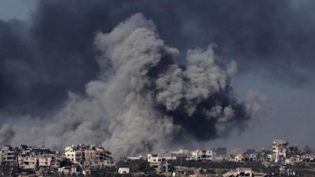 صورة تظهر الدخان المتصاعد نتجية الانفجارات في غزة