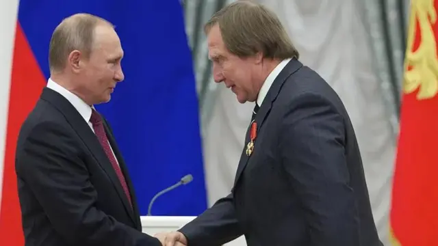 Vladimir Putin akiwa na Sergei Roldugin mnamo 2016