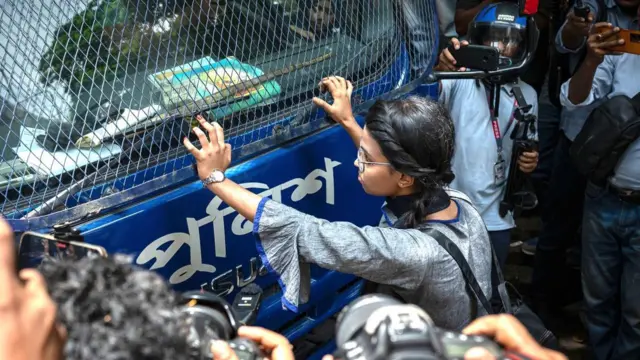 স্টামফোর্ড বিশ্ববিদ্যালয়ের শিক্ষার্থী নুসরাত জাহান টুম্পা ৩১শে জুলাই একাই পুলিশের গাড়ির সামনে দাঁড়িয়ে গিয়েছিলেন