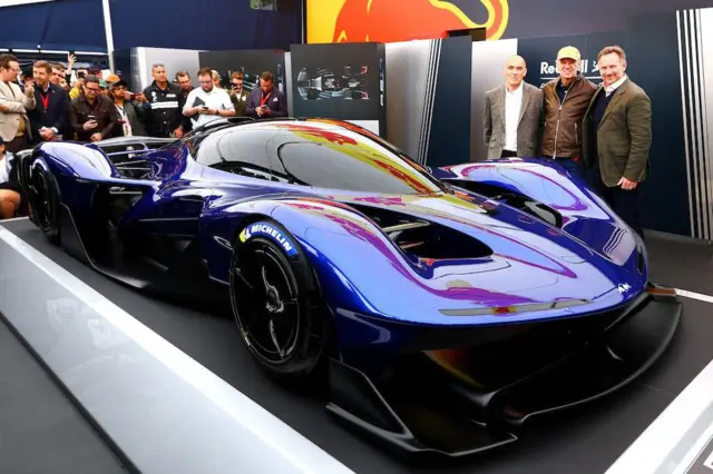 کریستین هورنر، مدیر تیم ردبول (راست)، آدریان نیویی، مدیر فنی ردبول و راب گری، مدیر بخش «فن‌آوری‌های پیشرفته» ردبول در مراسم رونمایی RB17