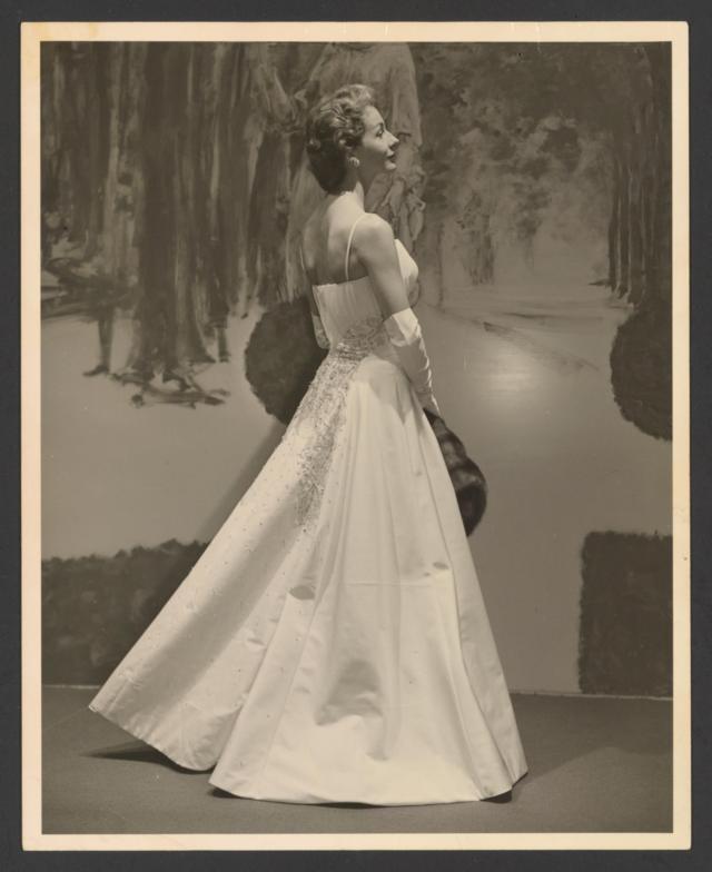 Felicia Montealegre con vestido largo