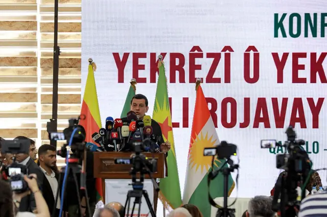 SDG lideri Mazlum Abdi'nin 26 Nisan'daki konferansta düzenlediği basın toplantısından bir fotoğraf.