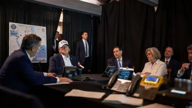 মার-এ-লাগো-তে স্থাপিত একটি অস্থায়ী যুদ্ধকক্ষ থেকে পরিস্থিতি পর্যবেক্ষণ করছিলেন ডোনাল্ড ট্রাম্প ও তার দল