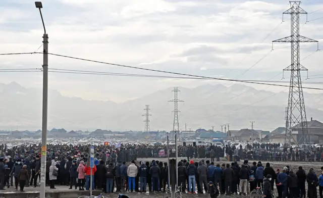 Жолугушууда тургундар эң орчундуу делген көйгөйлөрүн көтөрүп, бийликтен суранган