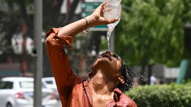 인도의 한 여성이 물을 마시는 모습