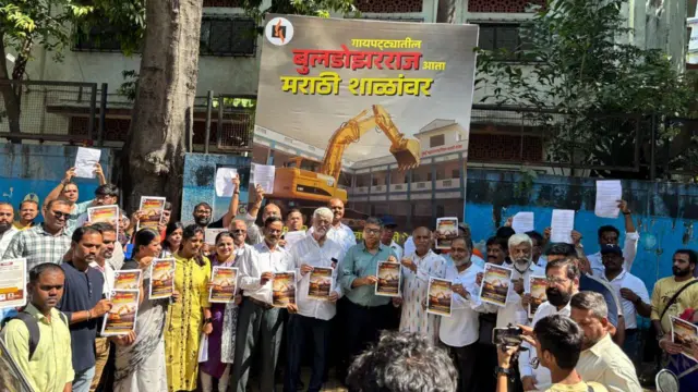 मराठी अभ्यास केंद्राचे प्रमुख डॉ. दीपक पवार इतर आंदोलकांसोबत