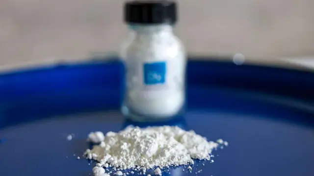 Foto of colorless, crystalline chemical compound wey dey dey call thallium sulphate inside container