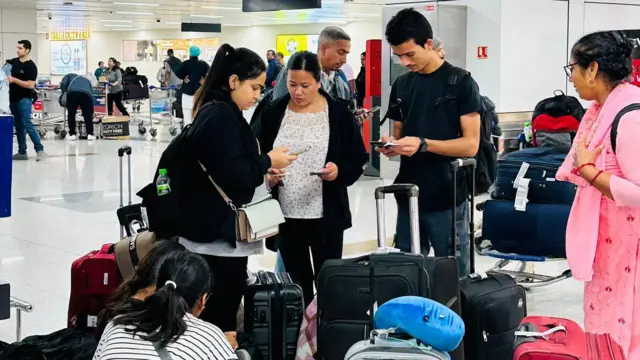इजरेलबाट नेपाल फर्कने क्रममा नयाँ दिल्ली विमानस्थलमा नेपालीहरू 