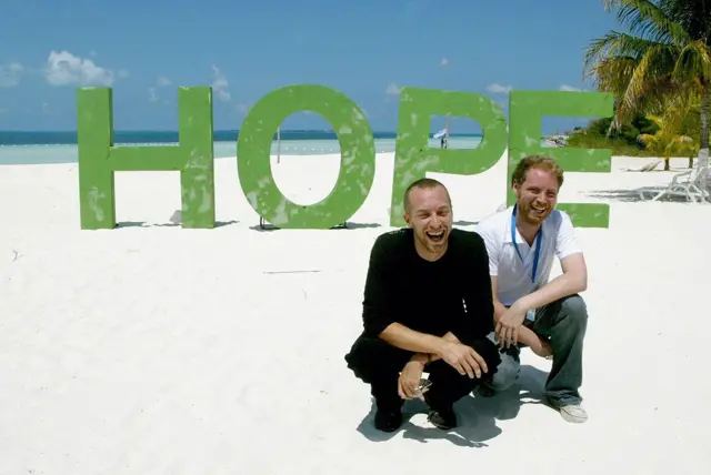 Martin y Buckland en la playa con la palabra 