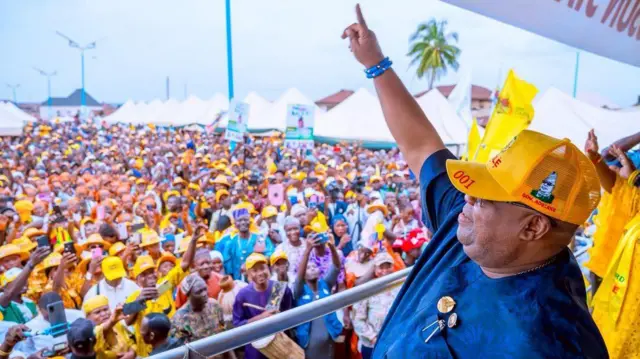 Gomina Adeleke lo n gbe ọwọ soke lasiko ọkan lara awọn ipolongo idibo to ṣe laipẹ yii nipinlẹ Osun