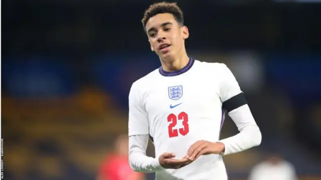 Jamaal Mosiyaalaa yeroo Ingiliziif taphatu