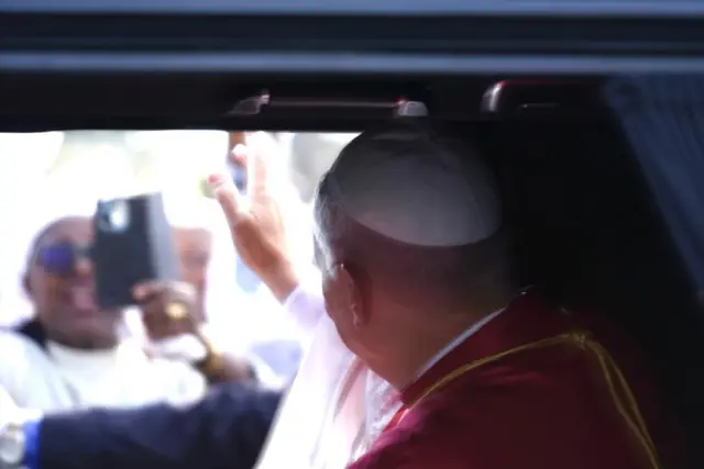 Le Pape Léon XIV dans une voiture noire, à Yaoundé au Cameroun