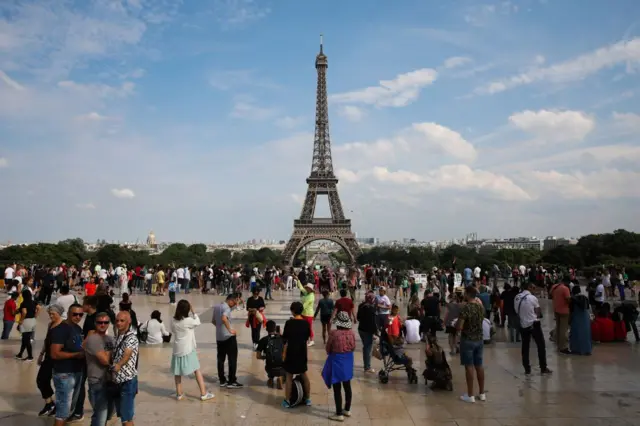 turistas visitando a torre Eiffel