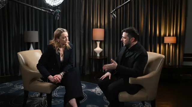 Володимир Зеленський і Лора Кунсберг за столом 