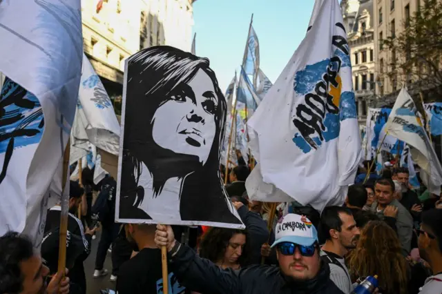 Um cartaz com a imagem de Cristina Kirchner durante uma marcha pelo Dia da Lealdade Peronista em 2022
