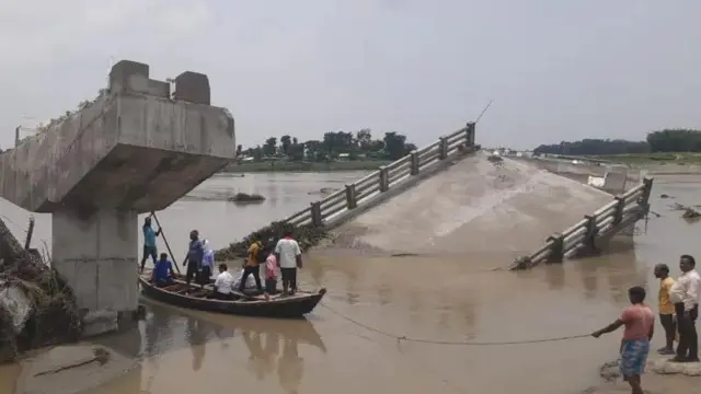 अररिया के पुल का गिरा हुए हिस्सा