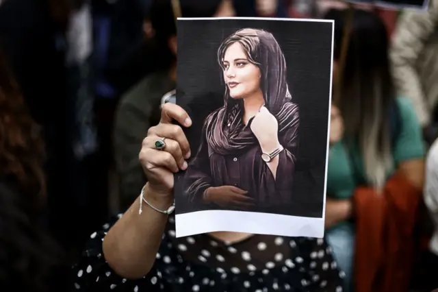 تصویر مهسا امینی در دست فردی