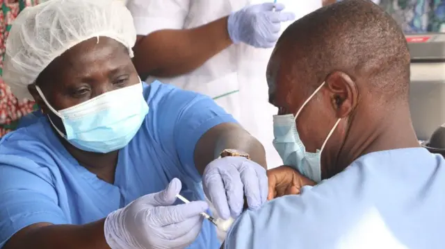 Otu onye nọọsụ na-agba onye ọrịa ọgwụ