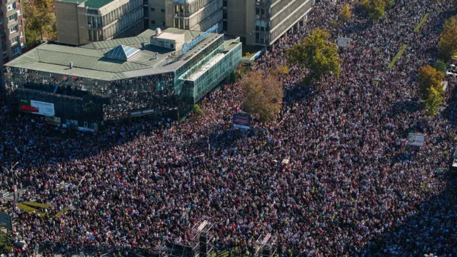 Popunjen plato ispred železničke stanice u Novom Sadu