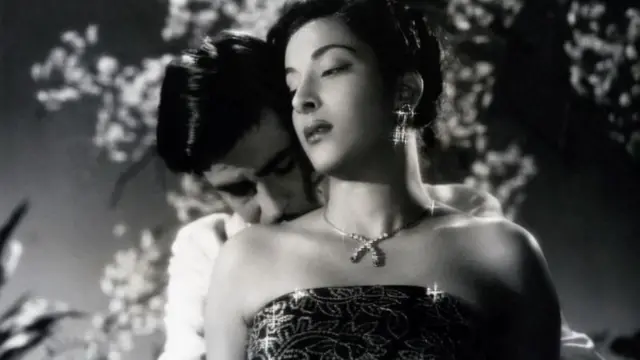 आवारा चित्रपटातील एका दृश्यात राज कपूर यांच्याबरोबर नर्गिस