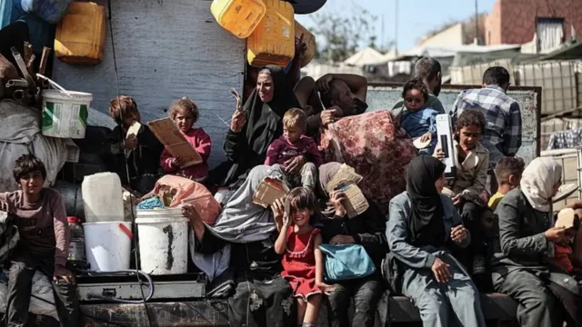 تعدادی از مردم غزه که در اثر جنگ آواره شدند