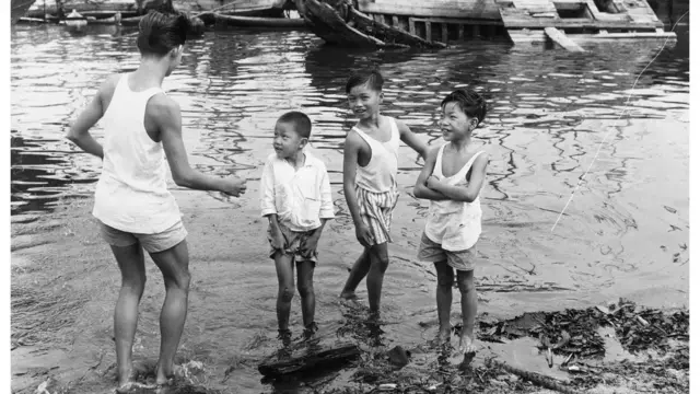 Anak-anak Singapura bermain di tepi pelabuhan pada awal 1960-an.