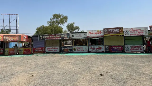 भद्रा मारुती देवस्थान परिसरातील दुकाने