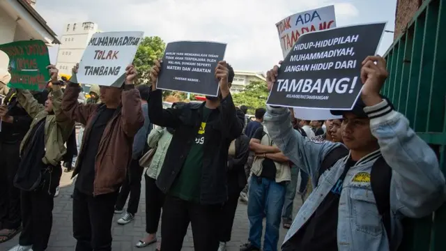 Anak muda peduli Muhammadiyah melakukan aksi di depan Masjid Walidah Dahlan, Sleman, DI Yogyakarta, Sabtu (27/7/2024). Mereka menggelar aksi saat berlangsung Konsolidasi Nasional Muhammadiyah dan menuntut kepada Pimpinan Pusat Muhammadiyah untuk menolak izin usaha pertambangan yang ditawarkan oleh pemerintah.