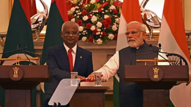 मालदीव का पूर्व राष्ट्रपति इब्राहिम मोहम्मद सोलिह के साथ प्रधानमंत्री नरेंद्र मोदी