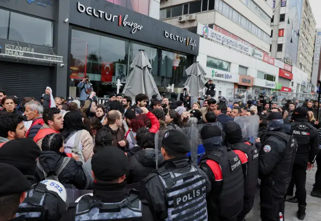 şişli'de insanları kalkanlarıyla engelleyen polisler
