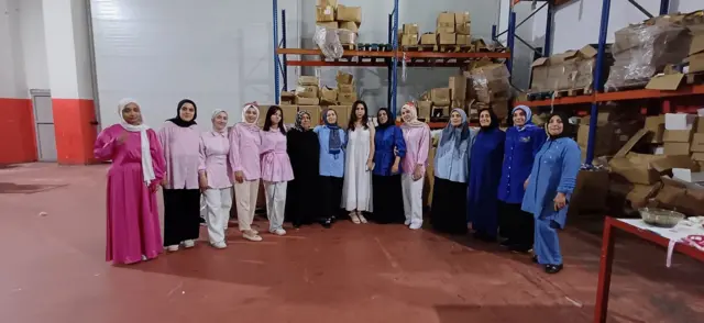 Fabrikadaki bir fotoğraf: Soldan üçüncü Nisa Taşdemir, soldan altıncı Şengül Yılmaz, sağdan birinci Hanım Gülek, sağdan ikinci Esma Gikan, sağdan beşinci Tuğba Taşdemir.