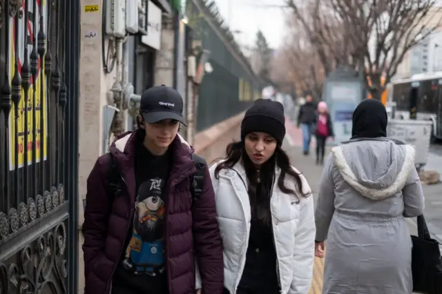 دو دختر در تهران راه می‌روند