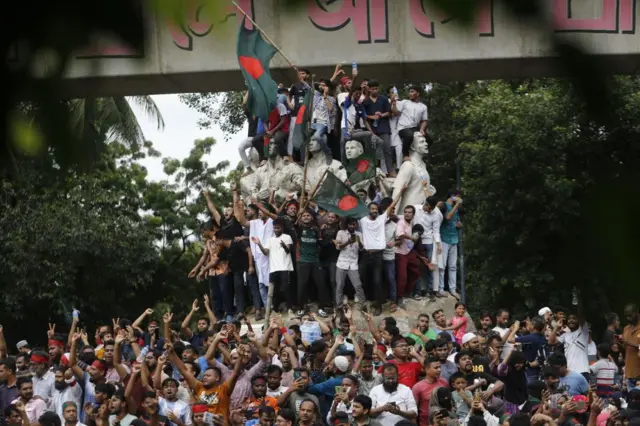 ৫ই অগাস্টের ছবি