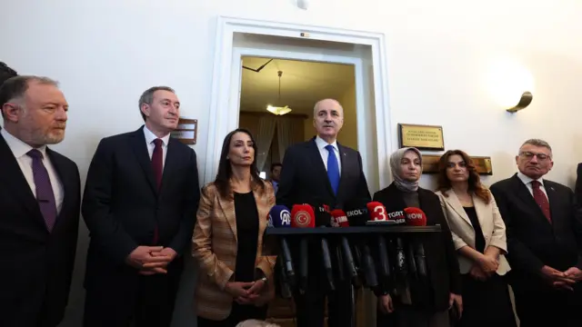 Numan Kurtumuş kürsüde Dem parti vekilleri yanında tek sıra görünüyor. 