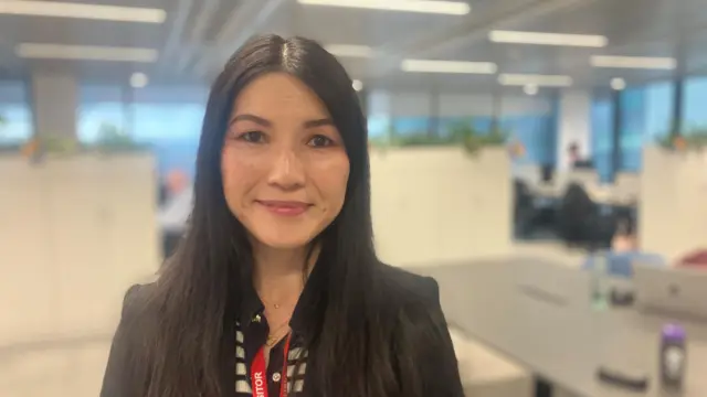 Fotografía de Ella Tsui-Lau, subdirectora del Manchester College. Aparece en una oficina en el centro de Manchester.