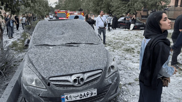 2025年6月13日，人們查看以色列空襲後的景象，該次空襲摧毀了伊朗德黑蘭的多棟建築物。