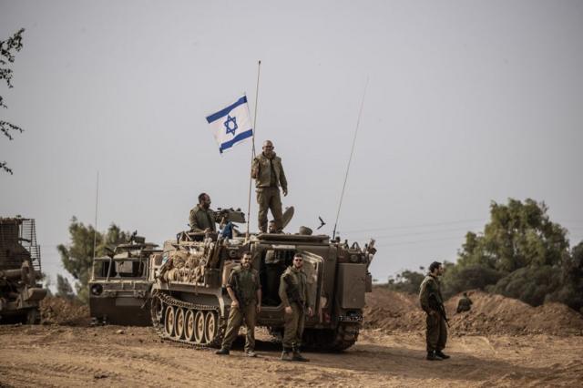 Las fuerzas israelíes establecen puntos de control fuertemente armados a lo largo de la frontera mientras Israel endurece las medidas del ejército, la policía y otras fuerzas de seguridad después de que Hamas lanzara la operación "Inundación de al Aqsa" en Sederot, Israel.
