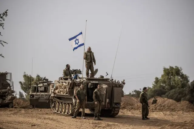 Las fuerzas israelíes establecen puntos de control fuertemente armados a lo largo de la frontera mientras Israel endurece las medidas del ejército, la policía y otras fuerzas de seguridad después de que Hamas lanzara la operación "Inundación de al Aqsa" en Sederot, Israel.