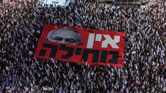 Foto aérea mostra centenasfinal da recopa 2024manifestantes com bandeirasfinal da recopa 2024Israel e um grande pedaçofinal da recopa 2024tecido com o rostofinal da recopa 2024Netanyahu