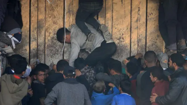 فلسطینی‌ها به دلیل کمبود مواد غذایی در رفح، غزه در صف‌های طولانی مقابل نانوایی‌ها تجمع کرده‌اند